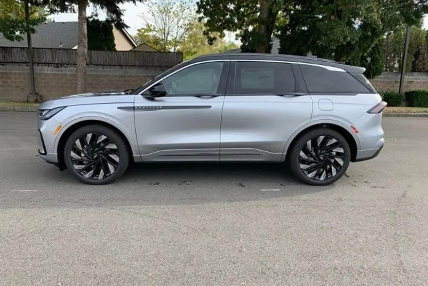 2024 Lincoln Nautilus Black Label photo 1