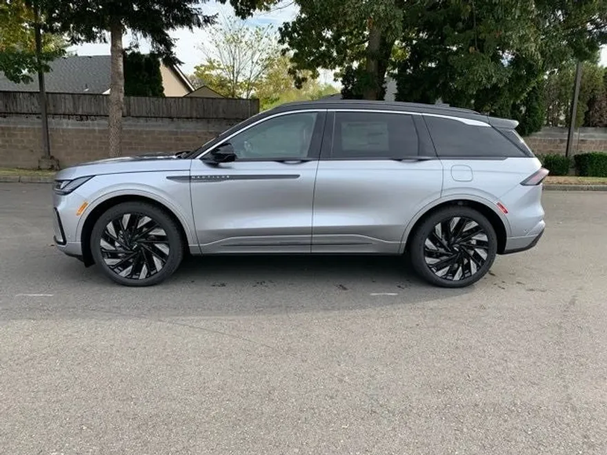 2024 Lincoln Nautilus Black Label photo 1