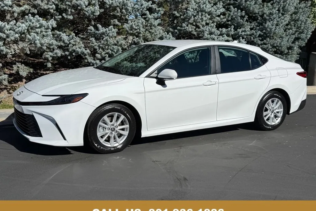 2025 Toyota Camry LE photo 1
