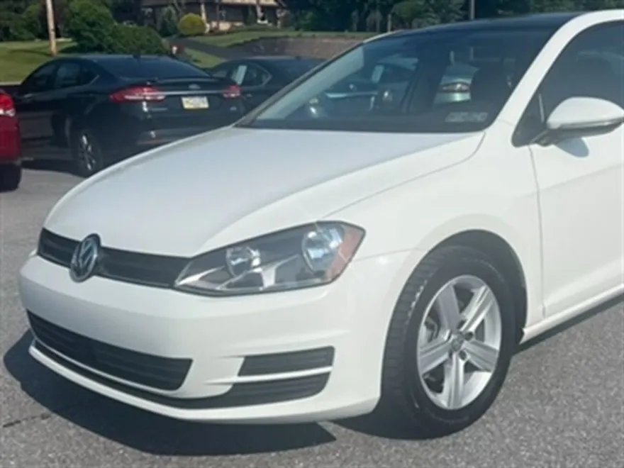 2017 Volkswagen Golf TSI S photo 1