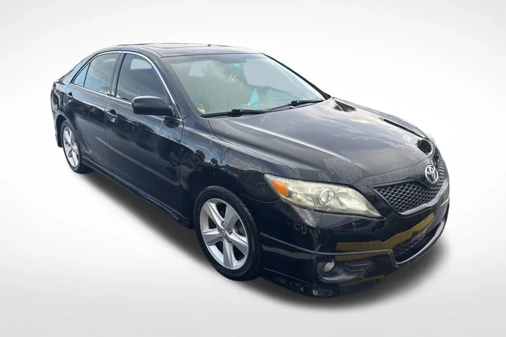 2010 Toyota Camry SE photo 1