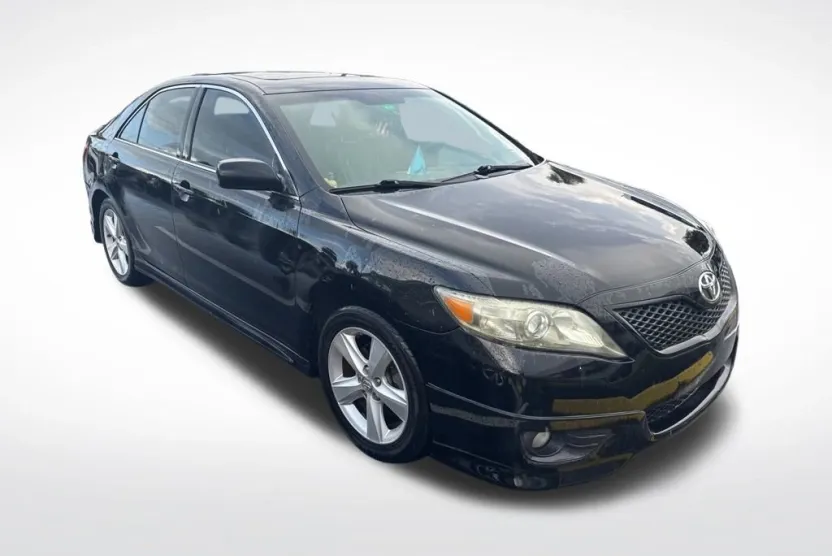 2010 Toyota Camry SE photo 1