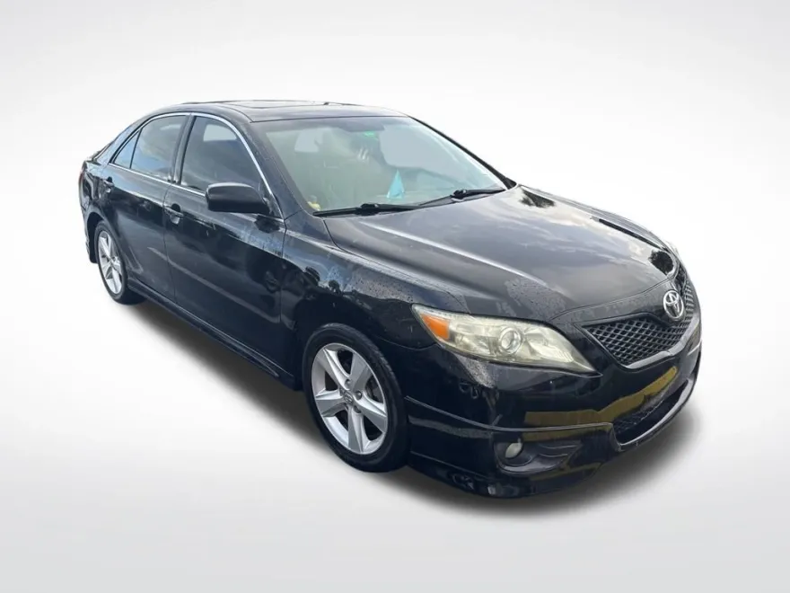 2010 Toyota Camry SE photo 1