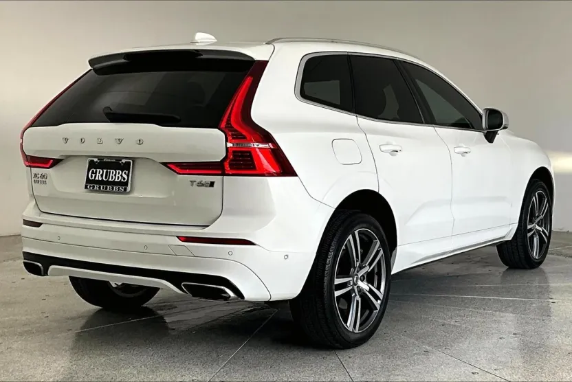 2018 Volvo XC60 R-Design photo 1