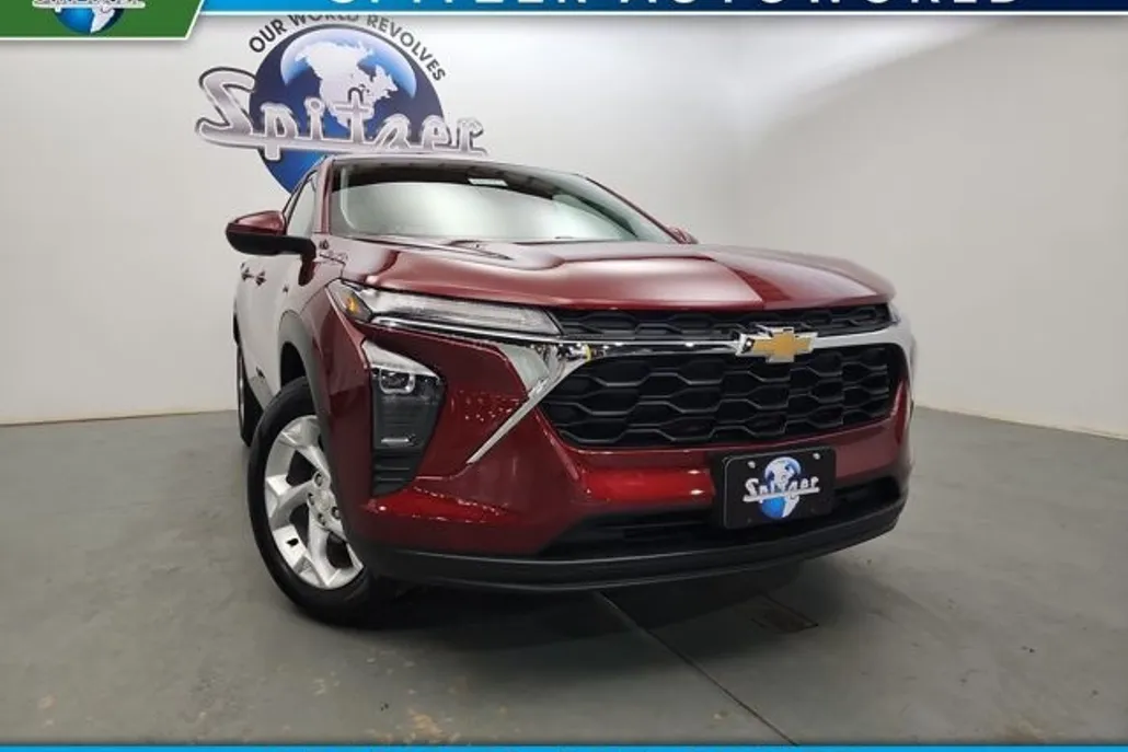 2025 Chevrolet Trax LS photo 1