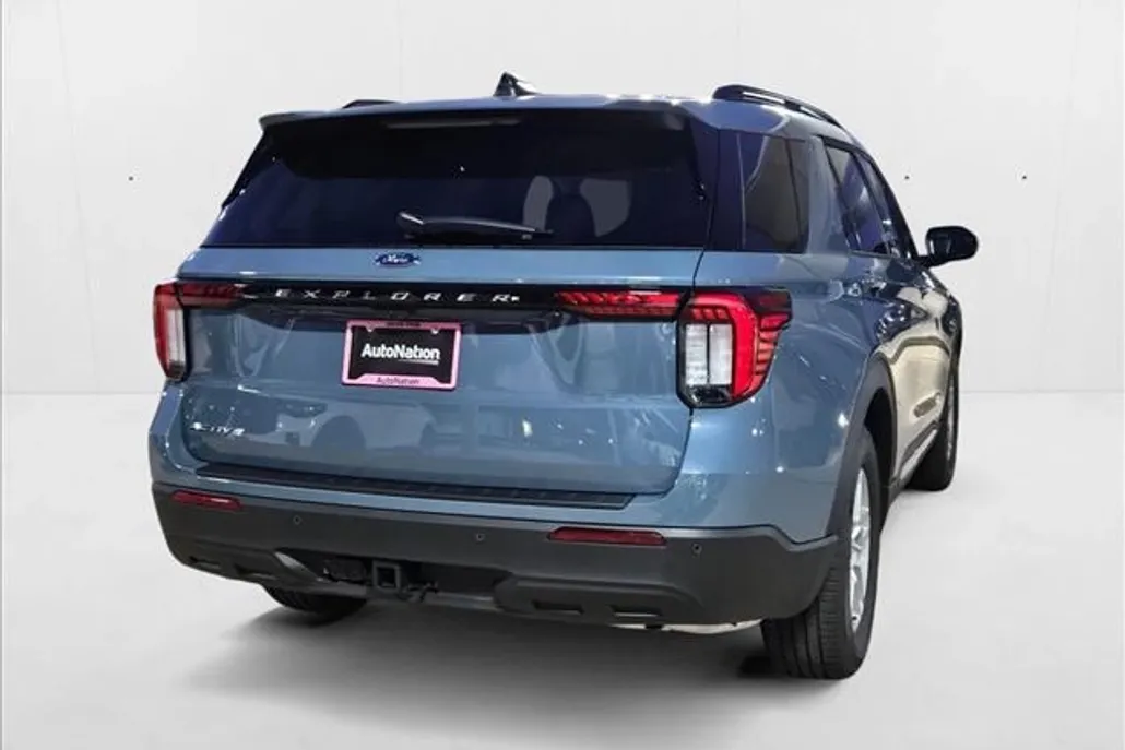 2025 Ford Explorer photo 1