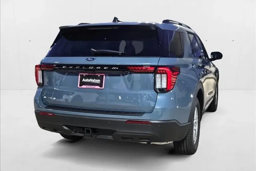 2025 Ford Explorer photo 1