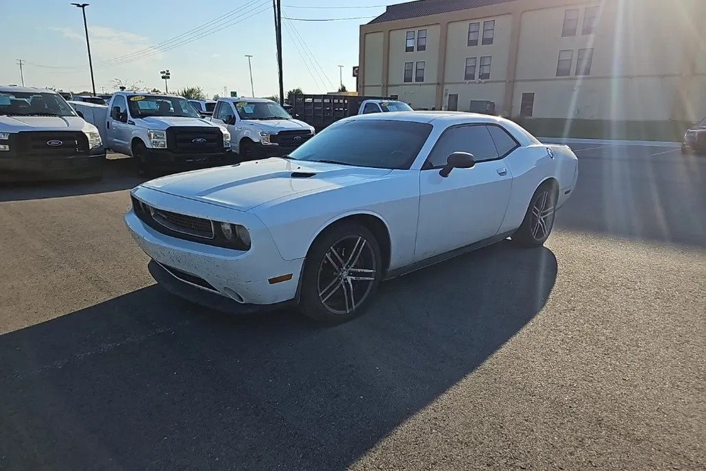 2013 Dodge Challenger SXT photo 1