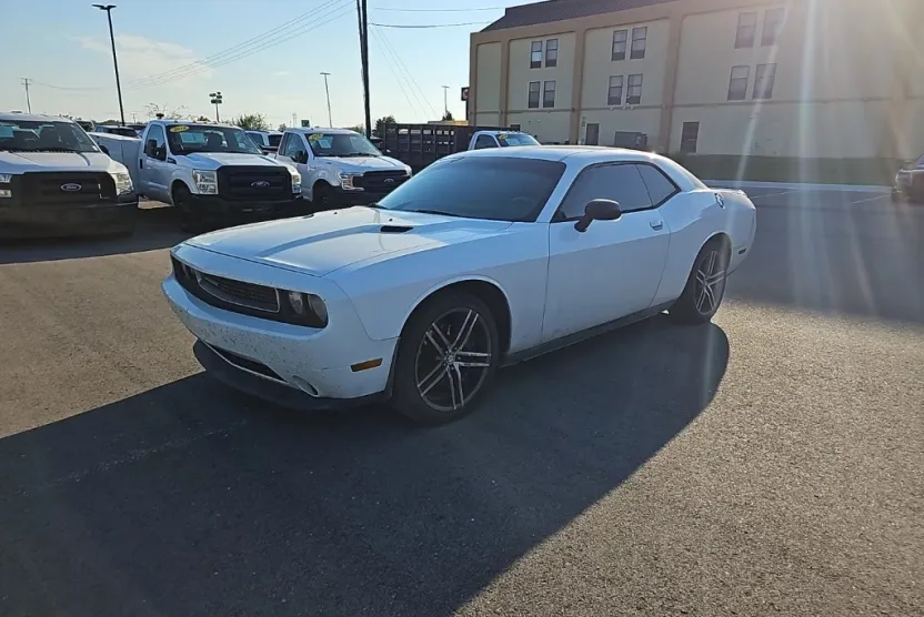2013 Dodge Challenger SXT photo 1
