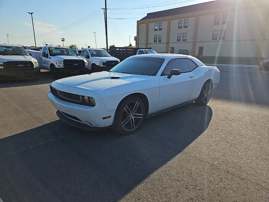 2013 Dodge Challenger SXT photo 1