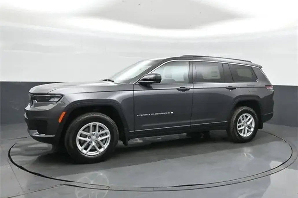2025 Jeep Grand Cherokee Laredo photo 1