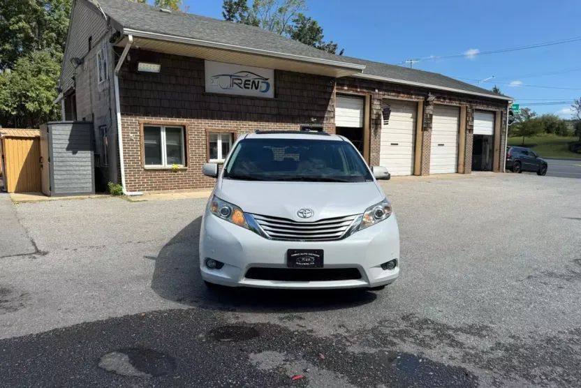 2013 Toyota Sienna Limited photo 1