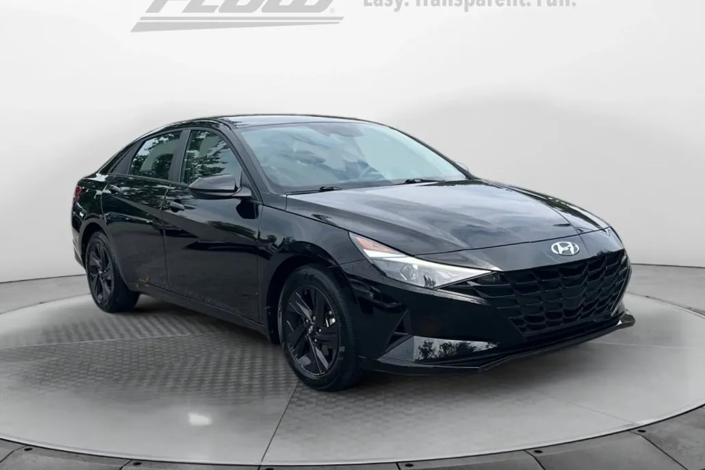 2022 Hyundai Elantra SEL photo 1
