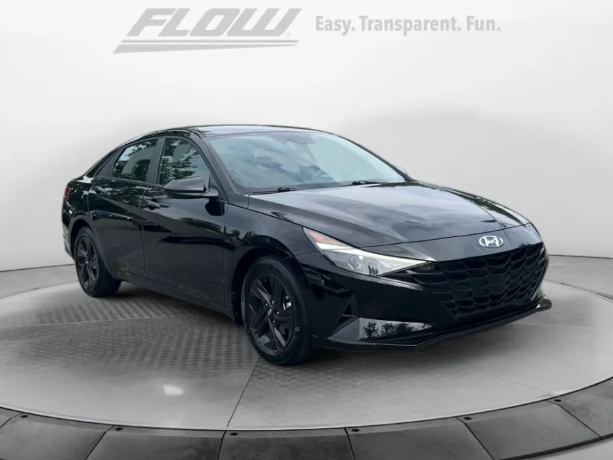 2022 Hyundai Elantra SEL photo 1