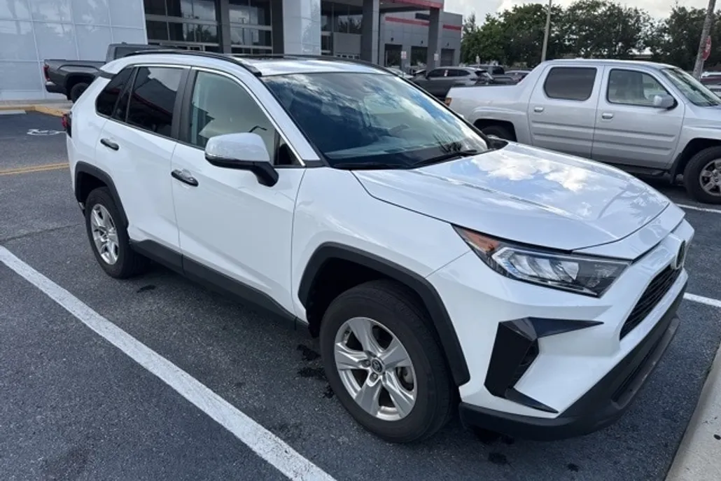 2021 Toyota RAV4 XLE photo 1