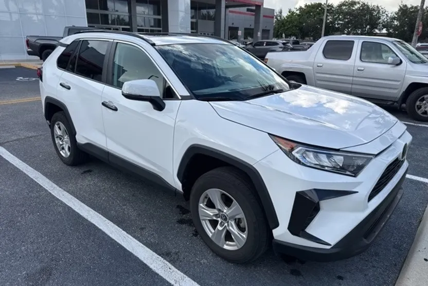 2021 Toyota RAV4 XLE photo 1