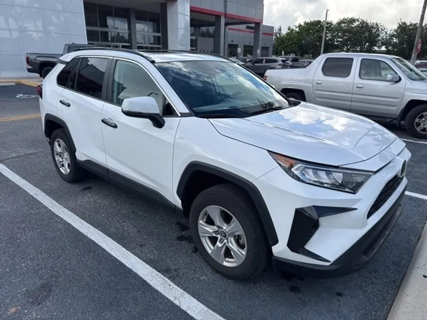 2021 Toyota RAV4 XLE photo 1