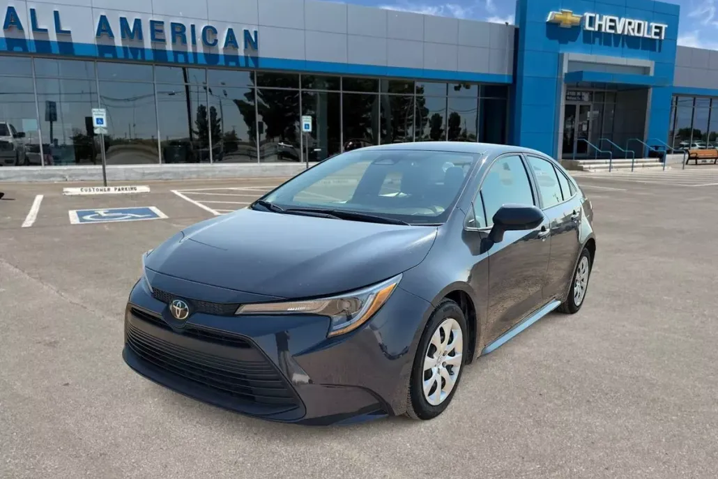 2023 Toyota Corolla LE photo 1