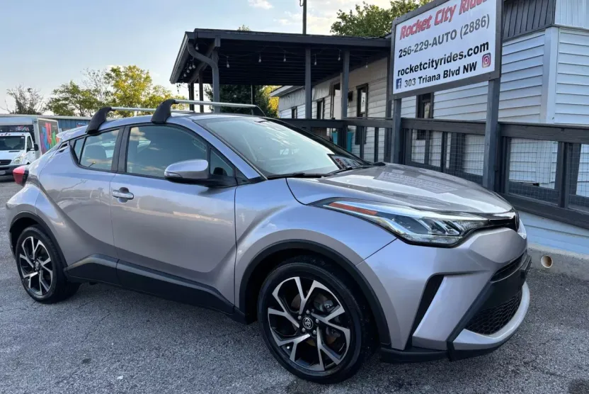 2020 Toyota C-HR XLE photo 1