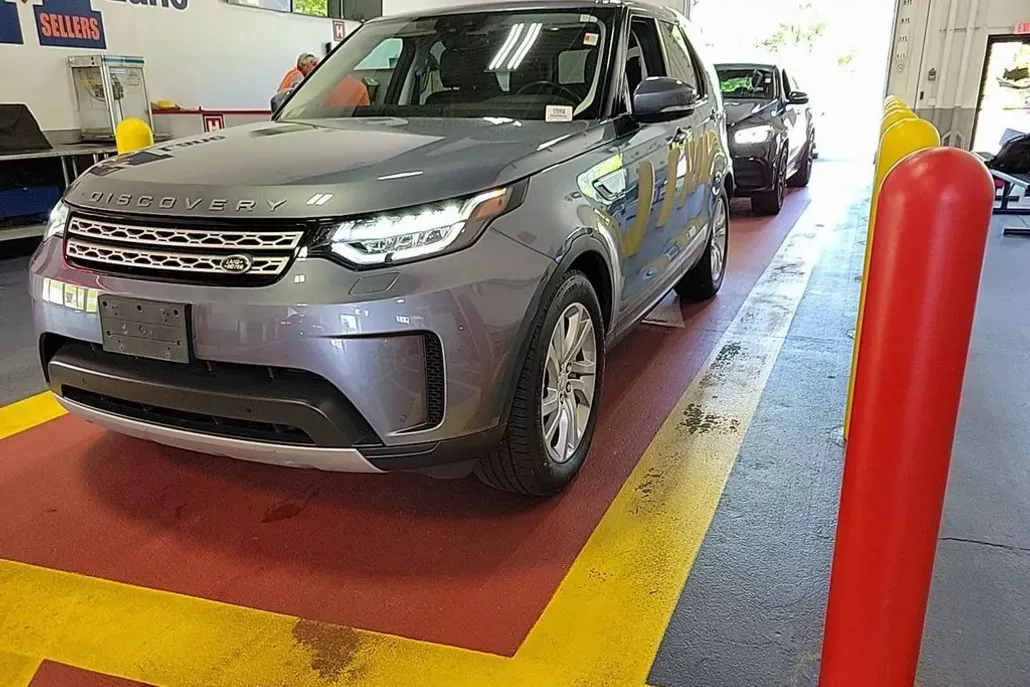 2018 Land Rover Discovery HSE photo 1