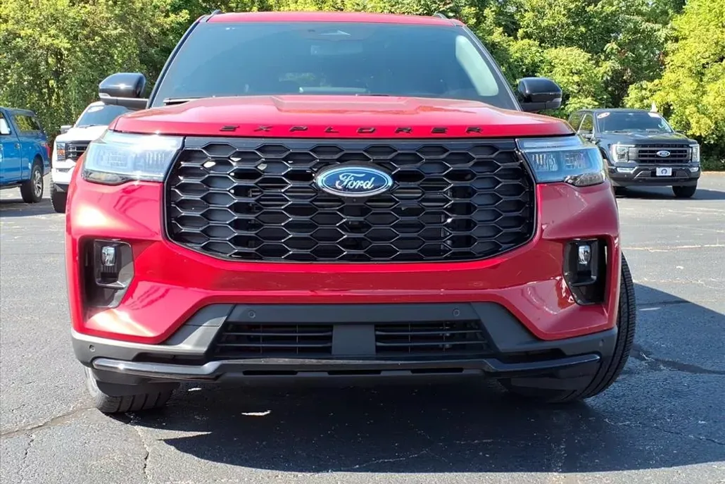 2025 Ford Explorer ST-Line photo 1