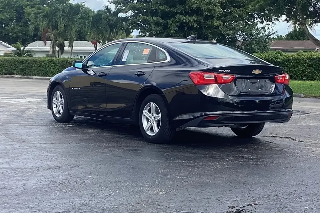 2024 Chevrolet Malibu 1LT photo 1