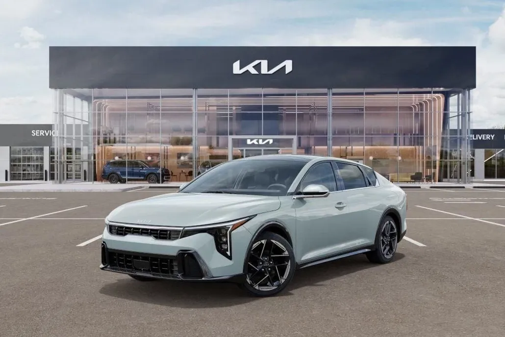 2025 Kia K4 GT-Line photo 1