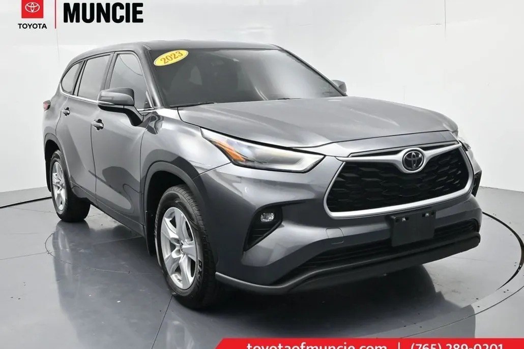 2023 Toyota Highlander LE photo 1