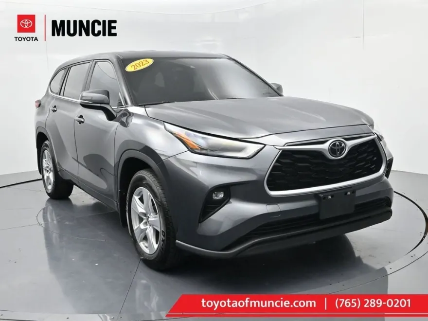 2023 Toyota Highlander LE photo 1