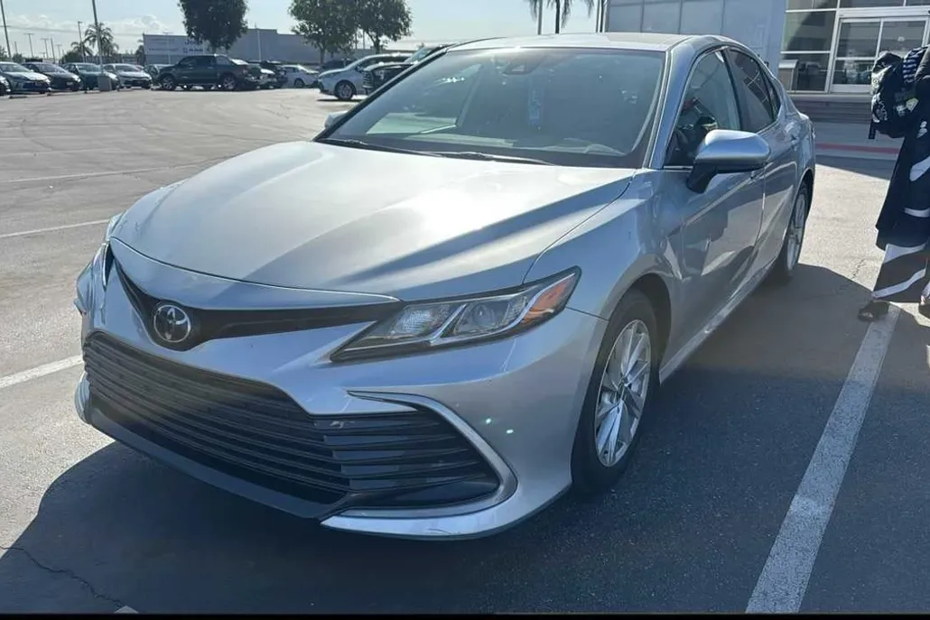 2022 Toyota Camry LE photo 1