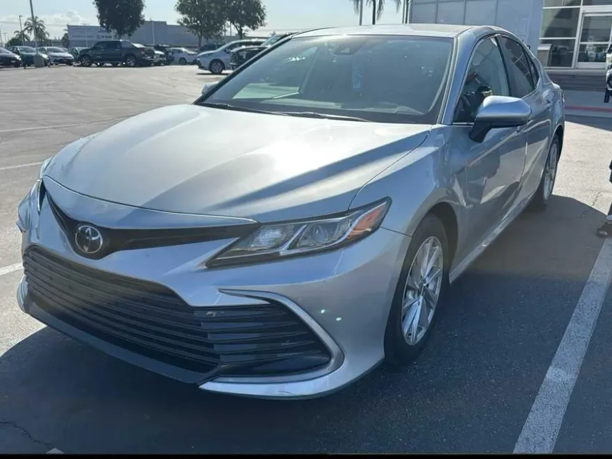 2022 Toyota Camry LE photo 1
