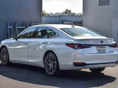2025 Lexus ES 300h photo 4