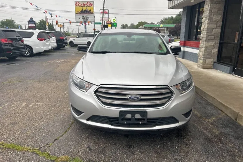 2018 Ford Taurus SE photo 1