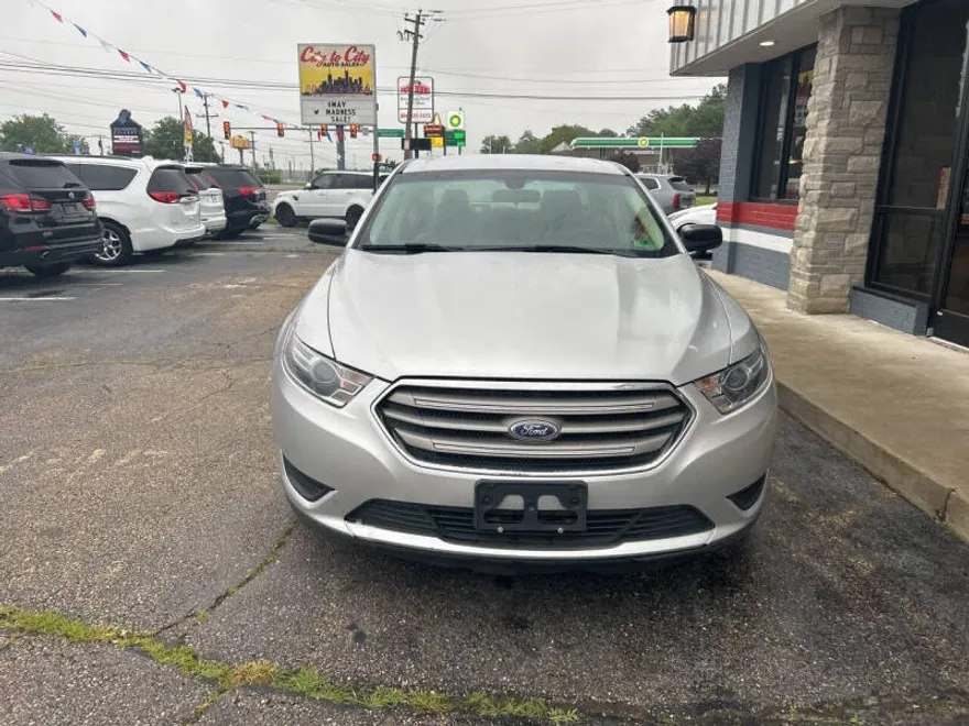 2018 Ford Taurus SE photo 1