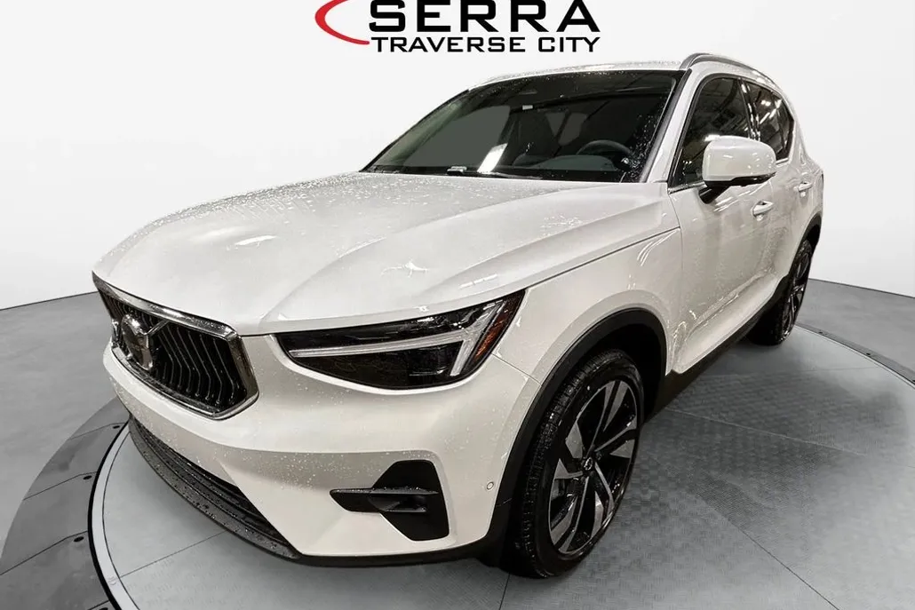 2025 Volvo XC40 AWD Plus photo 1