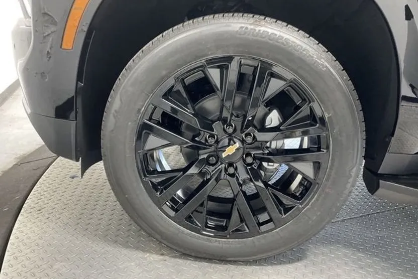 2025 Chevrolet Suburban Premier photo 1
