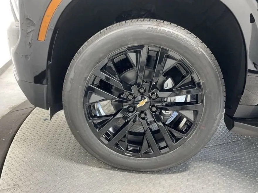 2025 Chevrolet Suburban Premier photo 1