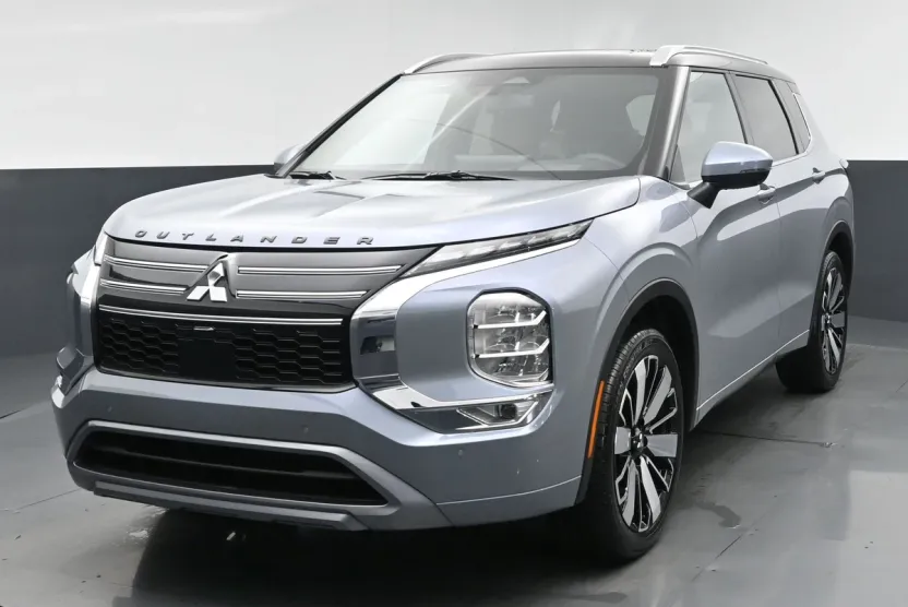 2025 Mitsubishi Outlander SEL photo 1