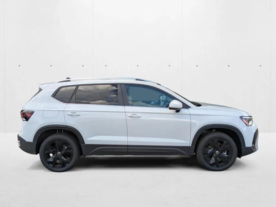 2025 Volkswagen Taos SE photo 1