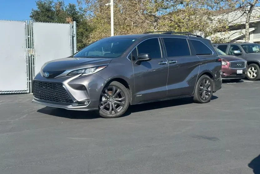 2021 Toyota Sienna XSE photo 1