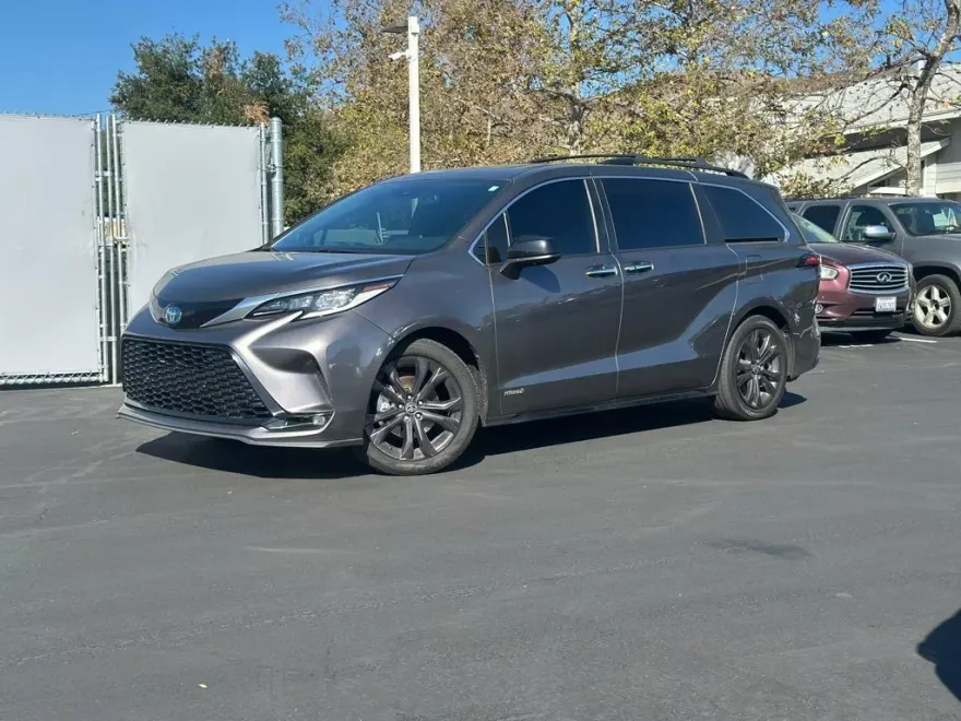 2021 Toyota Sienna XSE photo 1