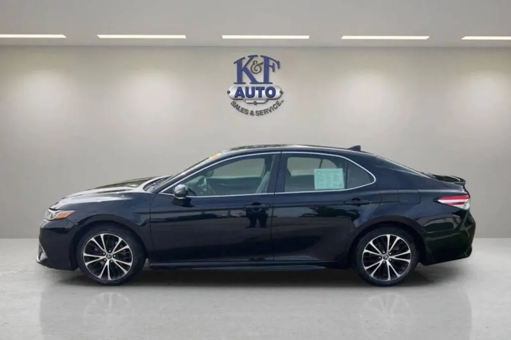 2020 Toyota Camry SE photo 1