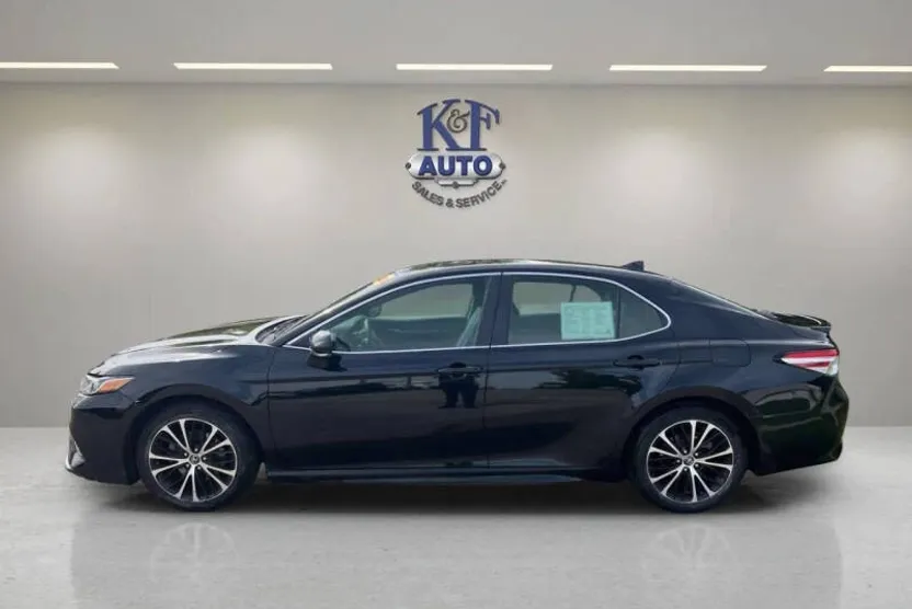 2020 Toyota Camry SE photo 1