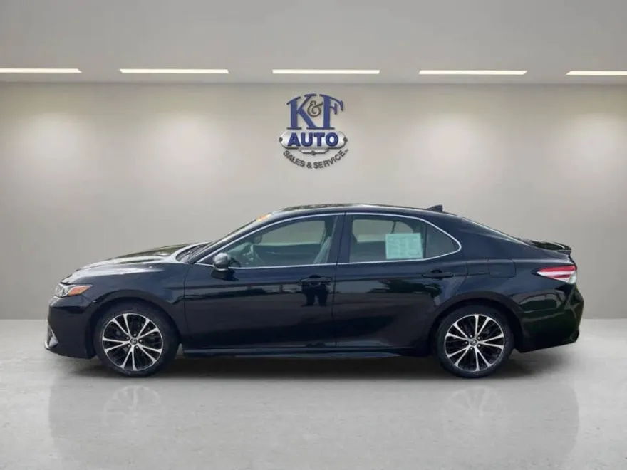 2020 Toyota Camry SE photo 1
