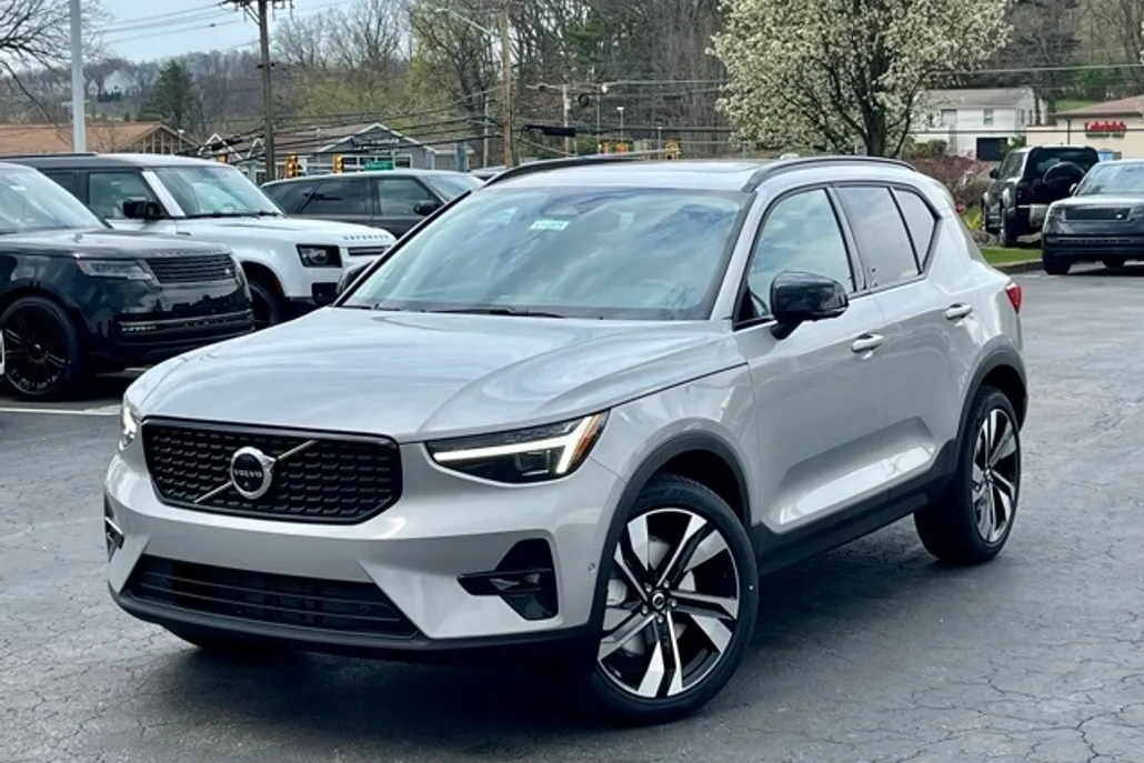 2025 Volvo XC40 photo 1