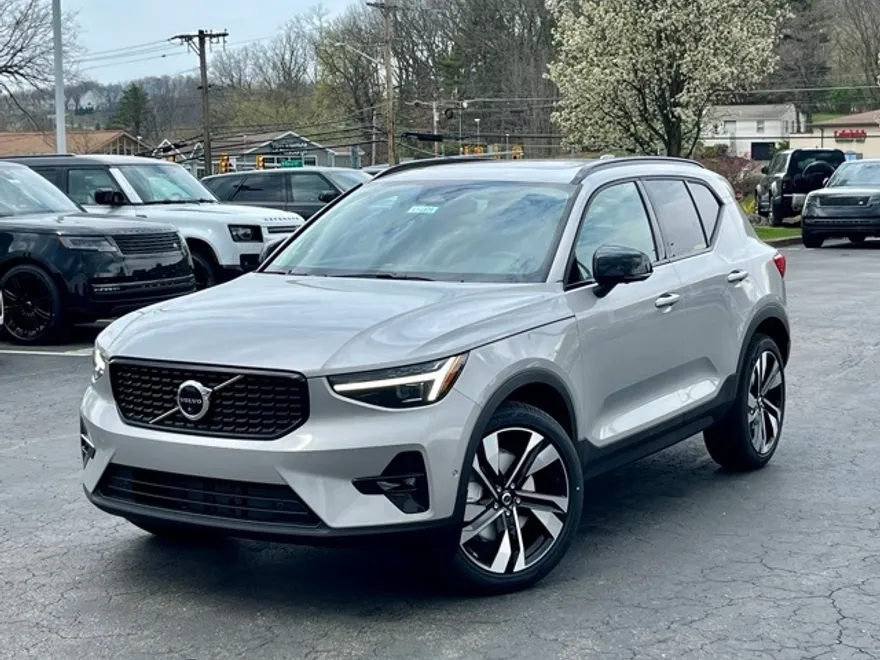 2025 Volvo XC40 photo 1