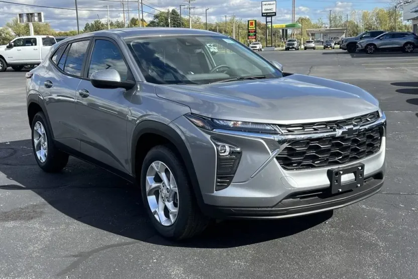 2025 Chevrolet Trax LS photo 1
