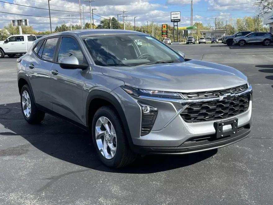 2025 Chevrolet Trax LS photo 1