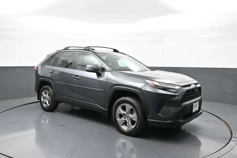 2022 Toyota RAV4 XLE photo 1