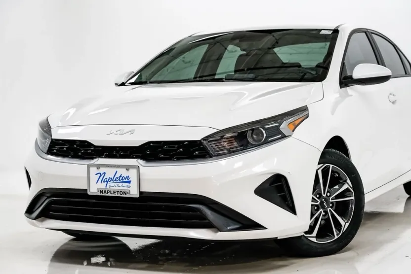 2023 Kia Forte LXS photo 1